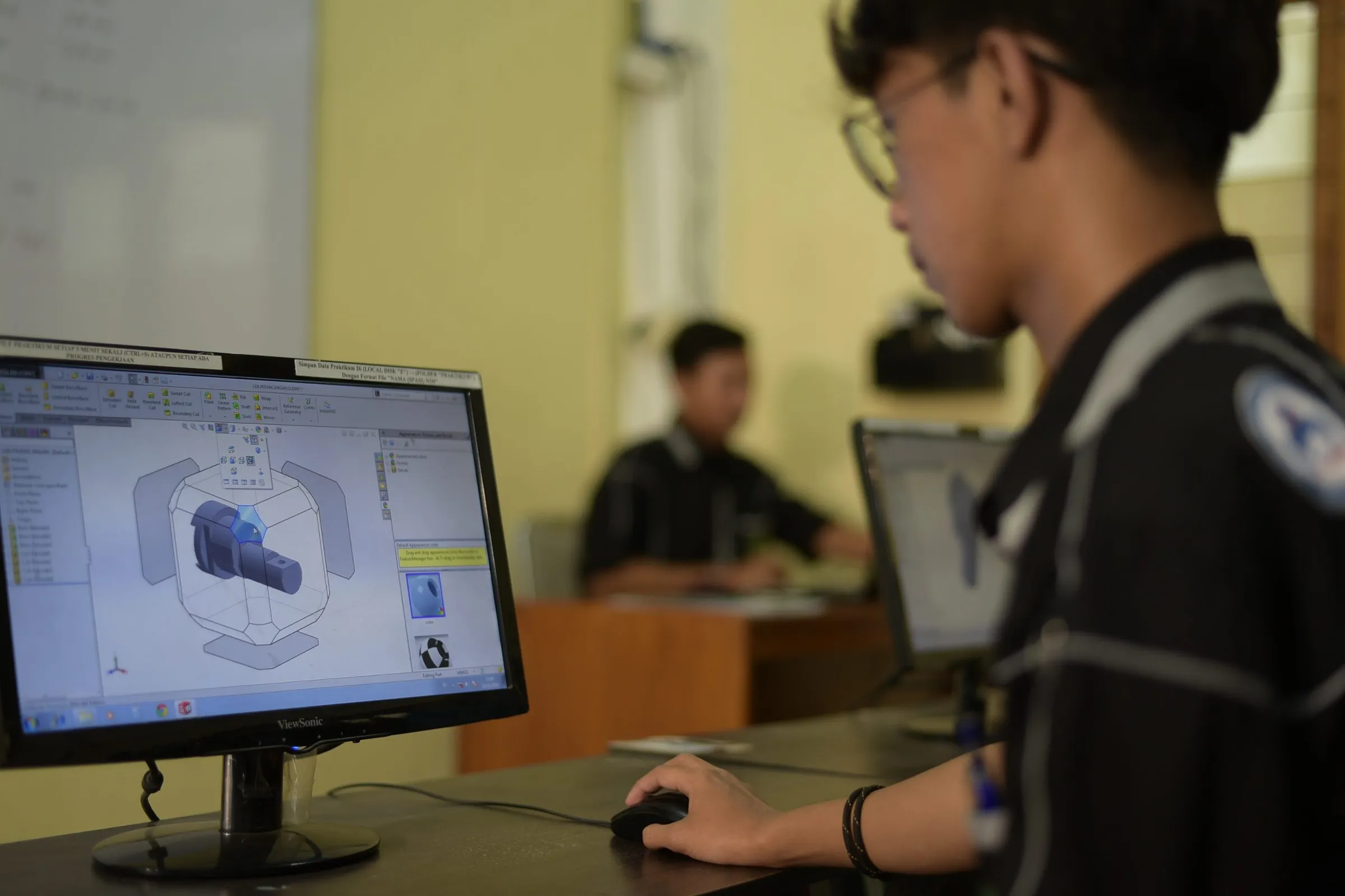 Mahasiswa merancang komponen dengan perangkat lunak CAD di laboratorium komputer FTM Unjani