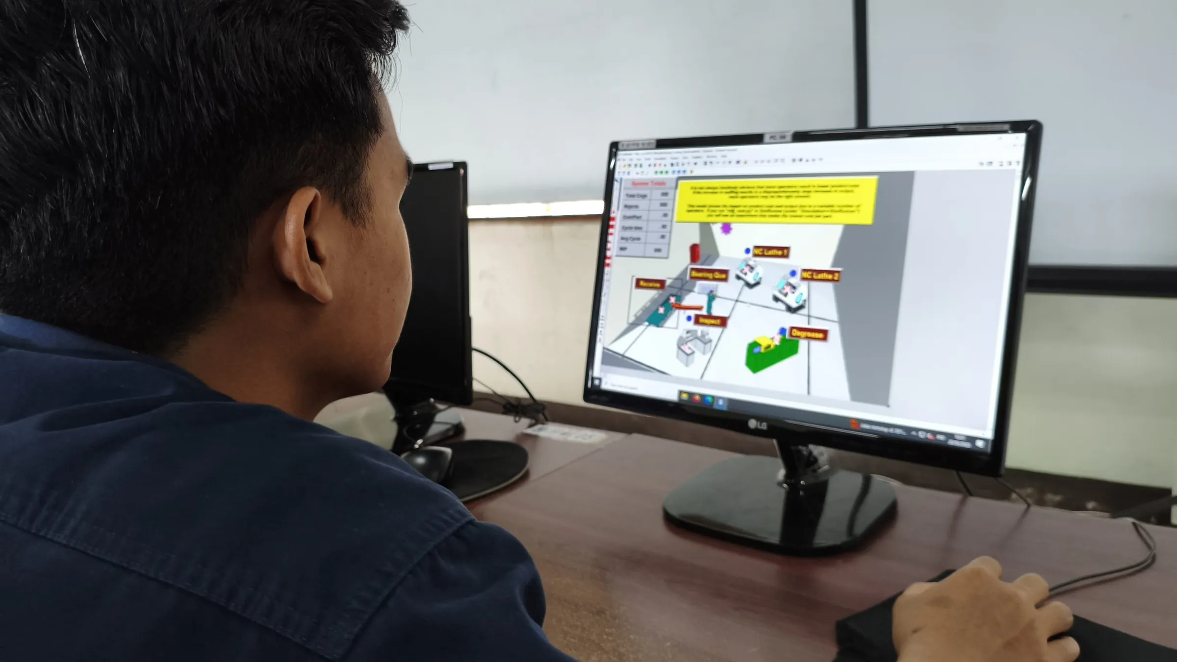 Mahasiswa menjalankan simulasi tata letak sistem produksi di laboratorium komputer FTM Unjani