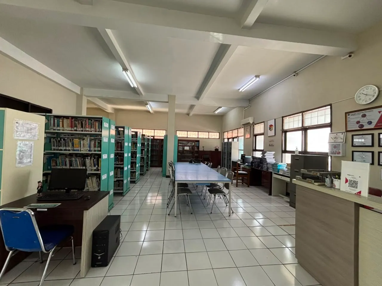 Rak referensi perpustakaan FTM